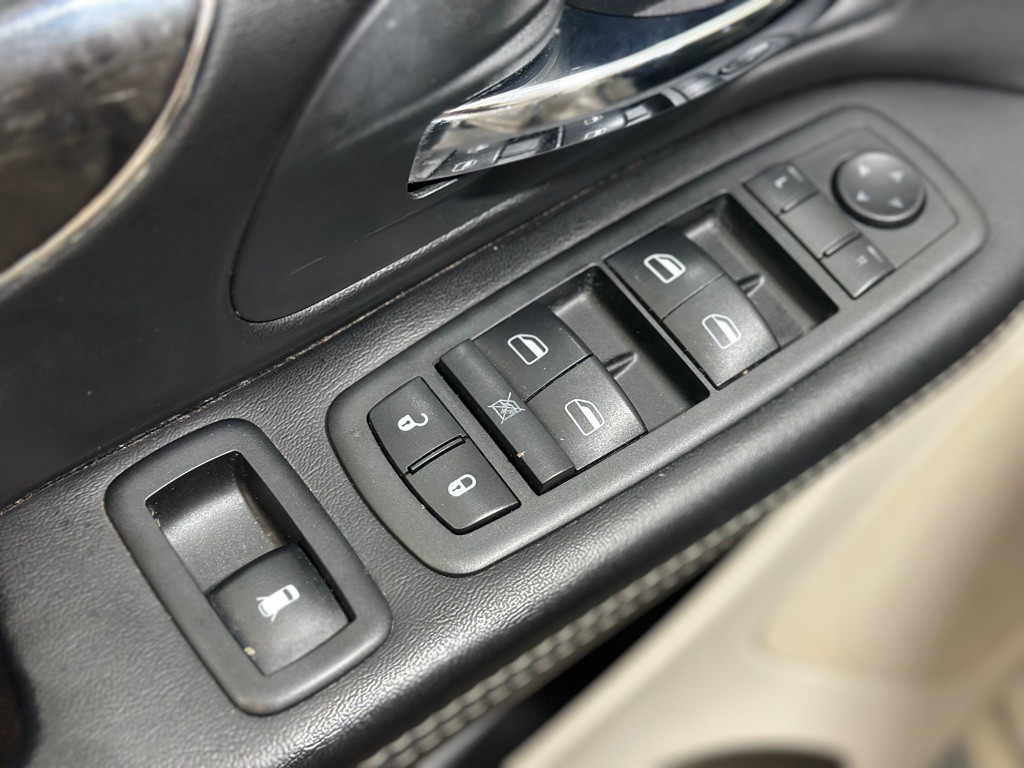 2014 Chrysler Town & Country Image 32