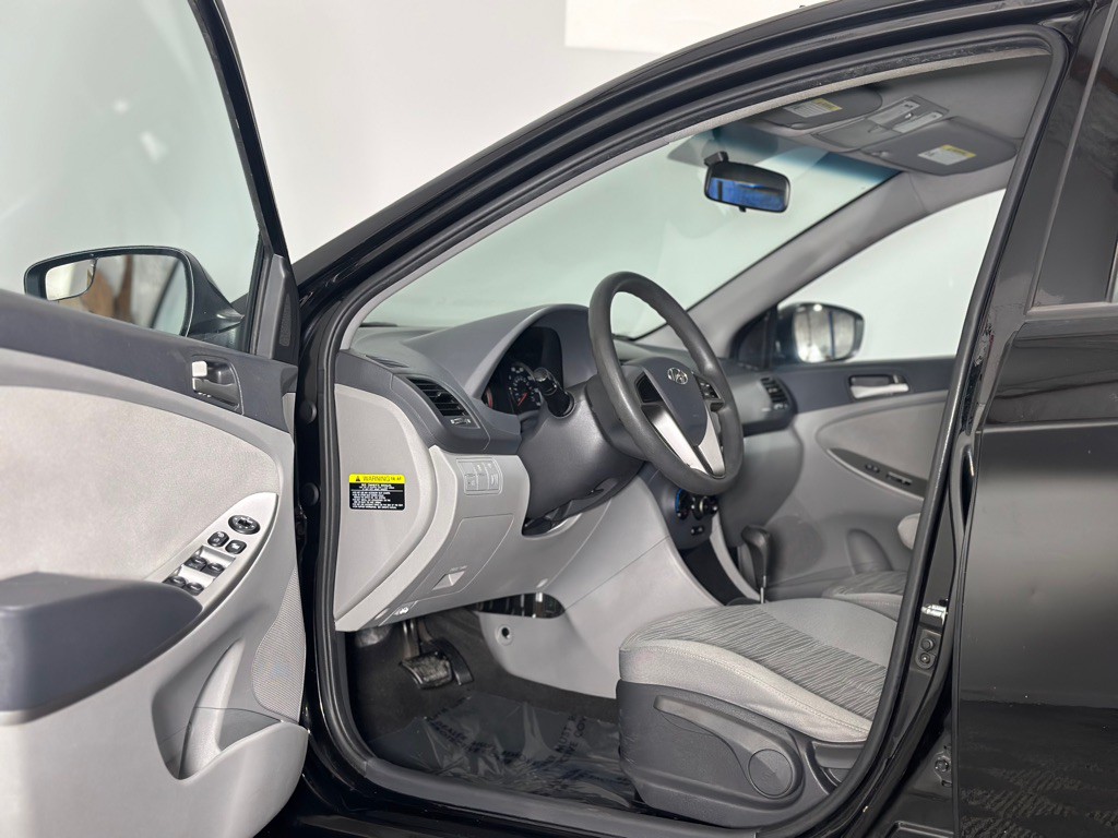 2015 Hyundai Accent Image 9