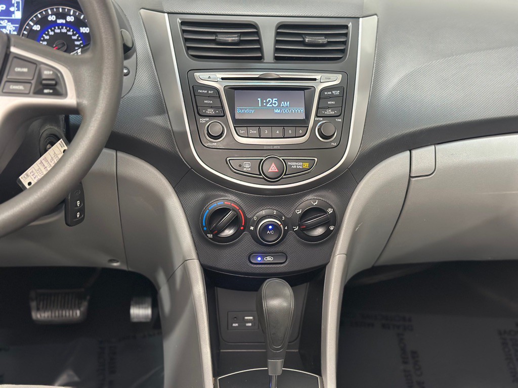 2015 Hyundai Accent Image 14