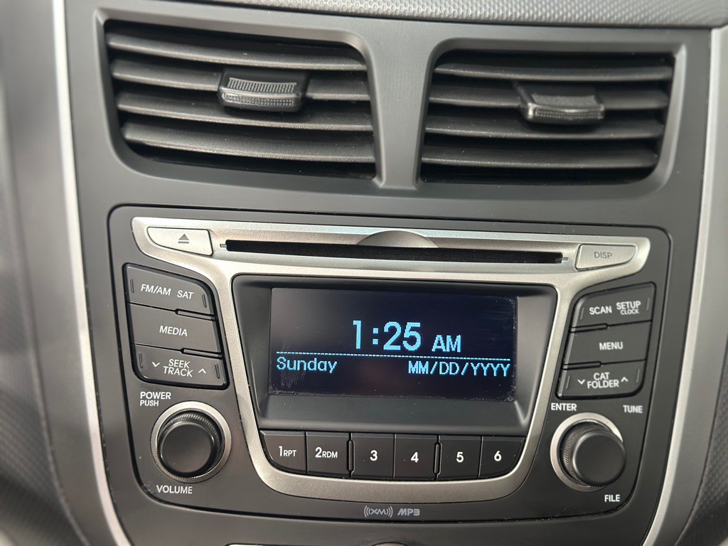 2015 Hyundai Accent Image 15