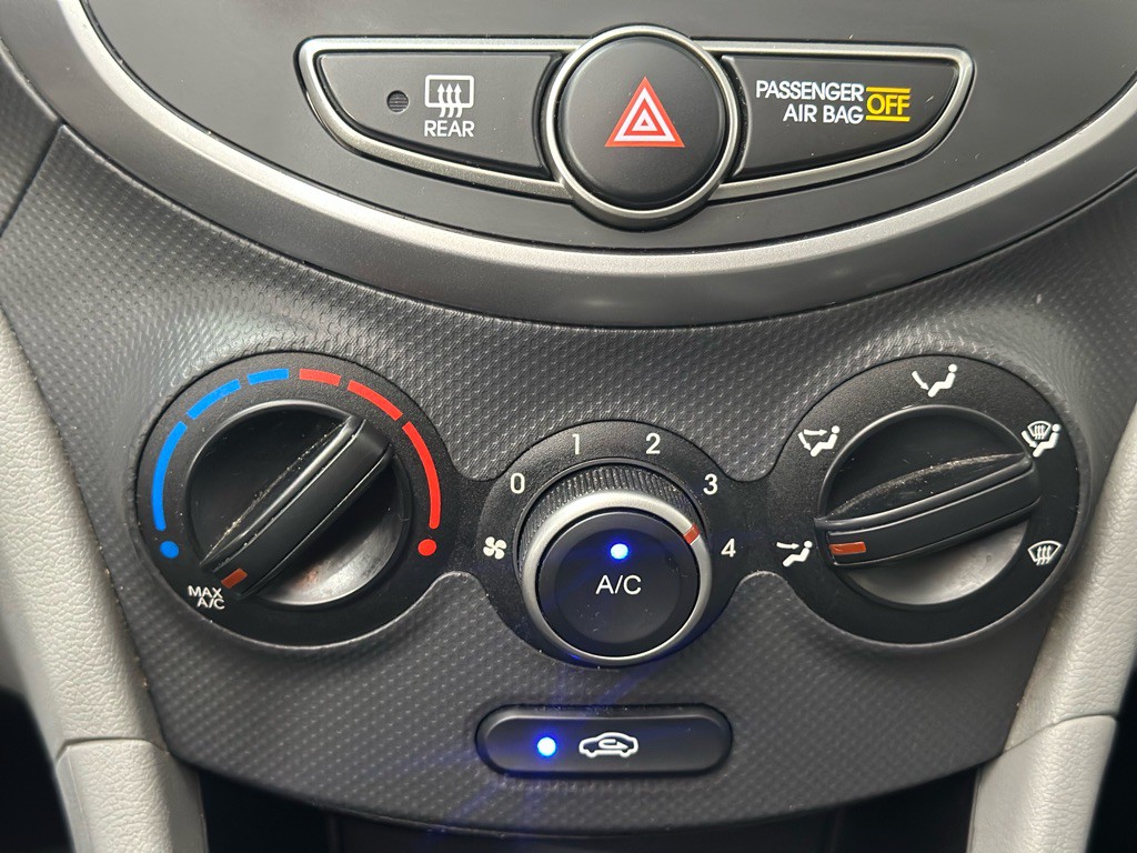 2015 Hyundai Accent Image 16