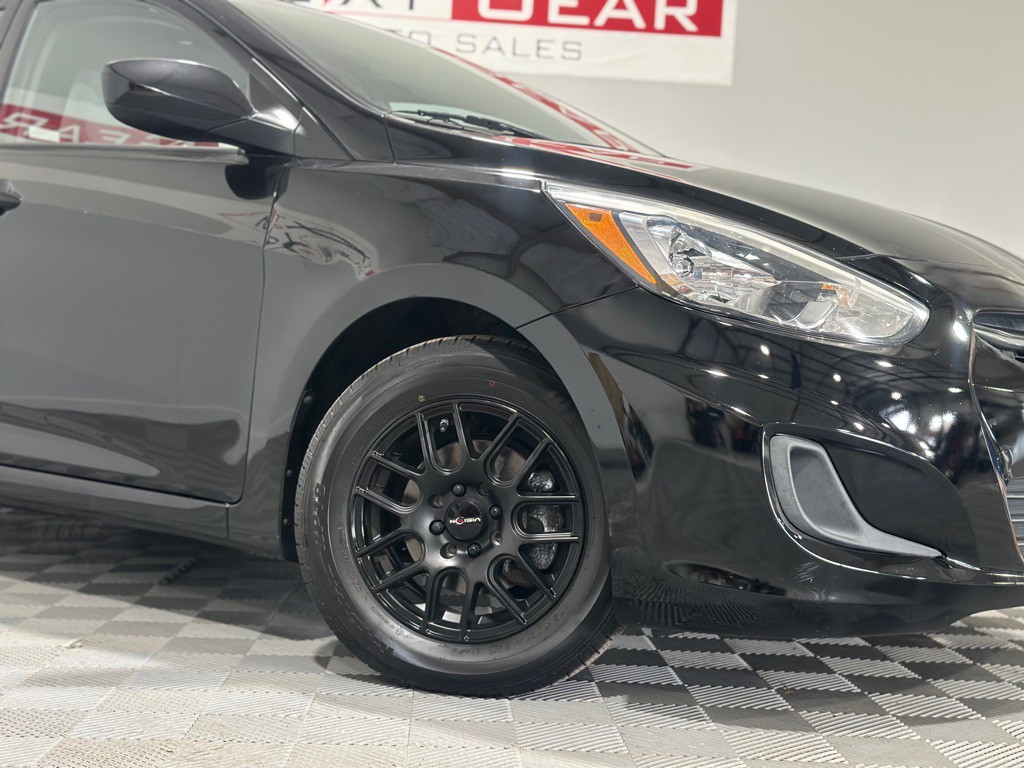 2015 Hyundai Accent Image 30