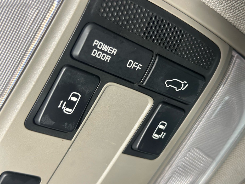2016 Kia Sedona Image 40