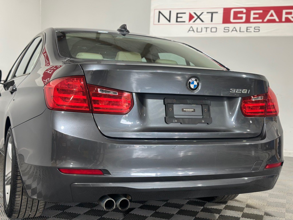 2013 BMW 3 Series Image 8