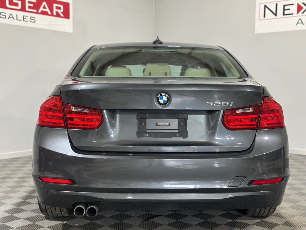 2013 BMW 3 Series Image 9