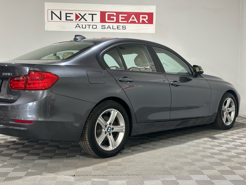 2013 BMW 3 Series Image 10