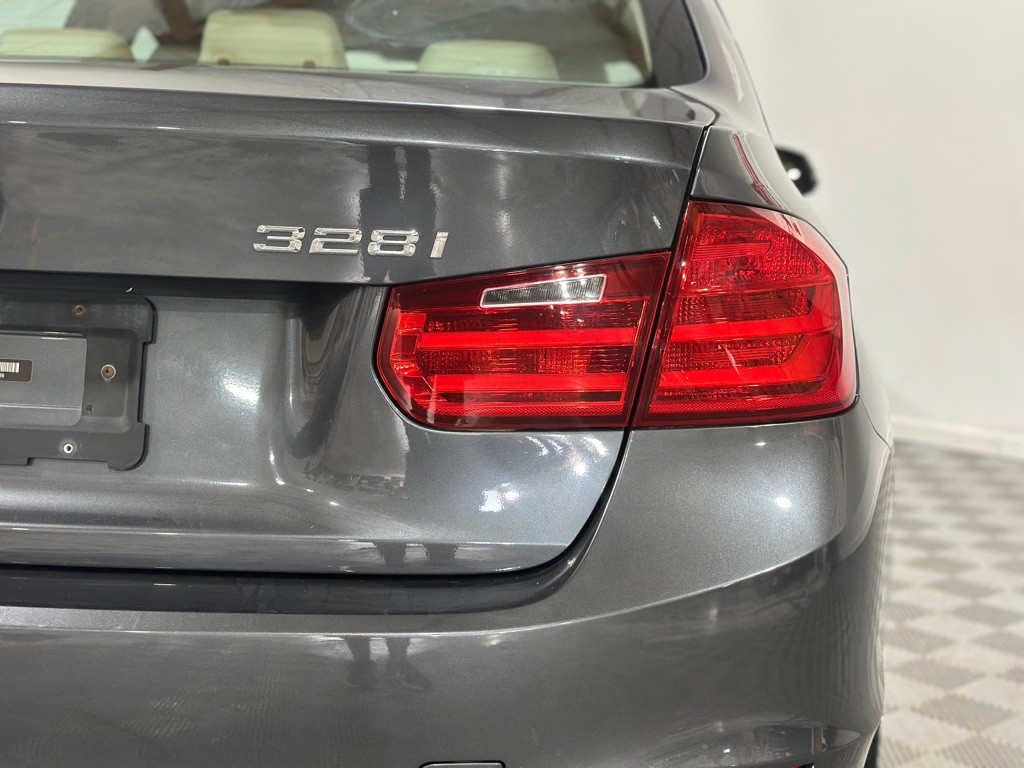 2013 BMW 3 Series Image 11