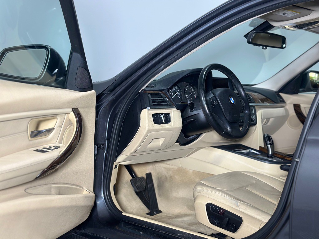 2013 BMW 3 Series Image 12