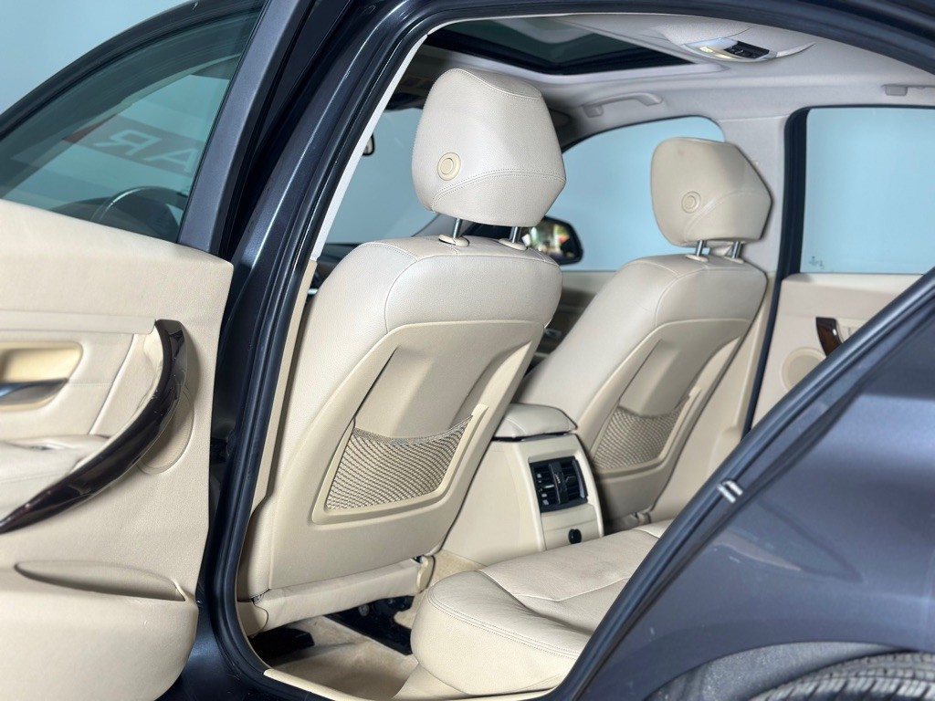 2013 BMW 3 Series Image 13