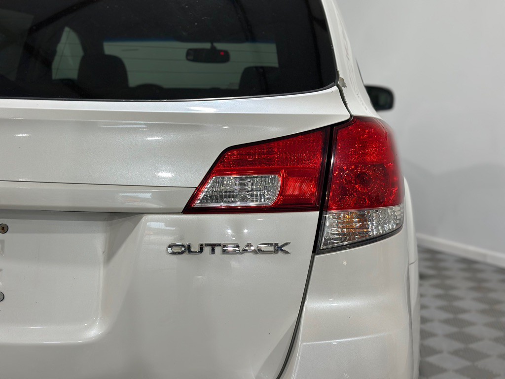 2011 Subaru Outback Image 31