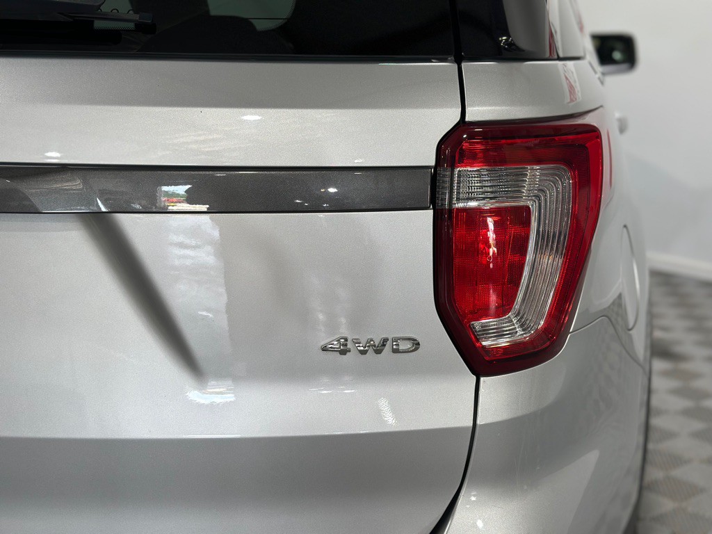 2017 Ford Explorer Image 9