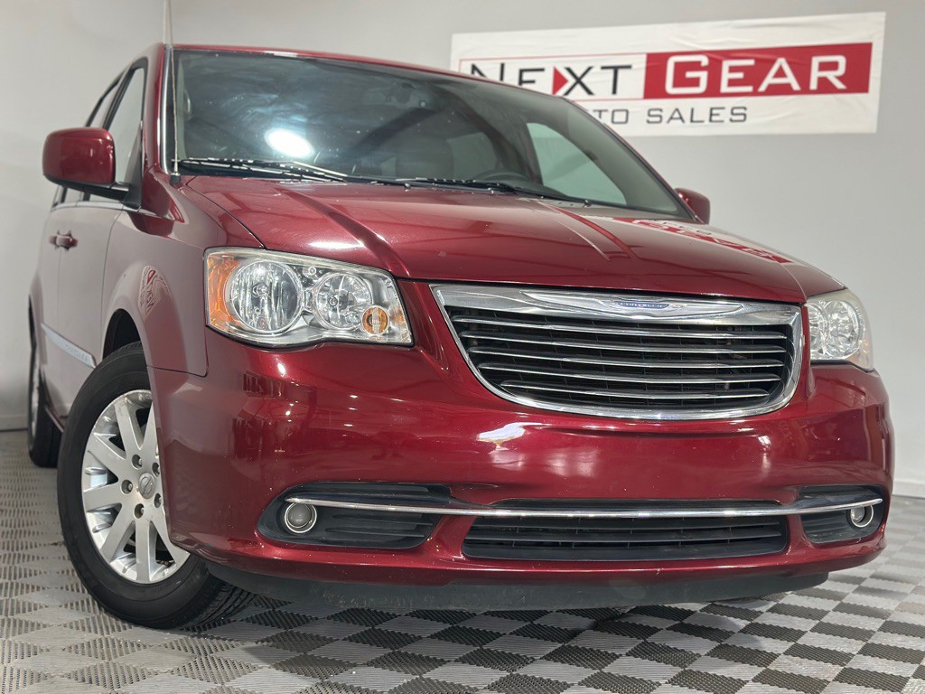2014 Chrysler Town & Country Image 2