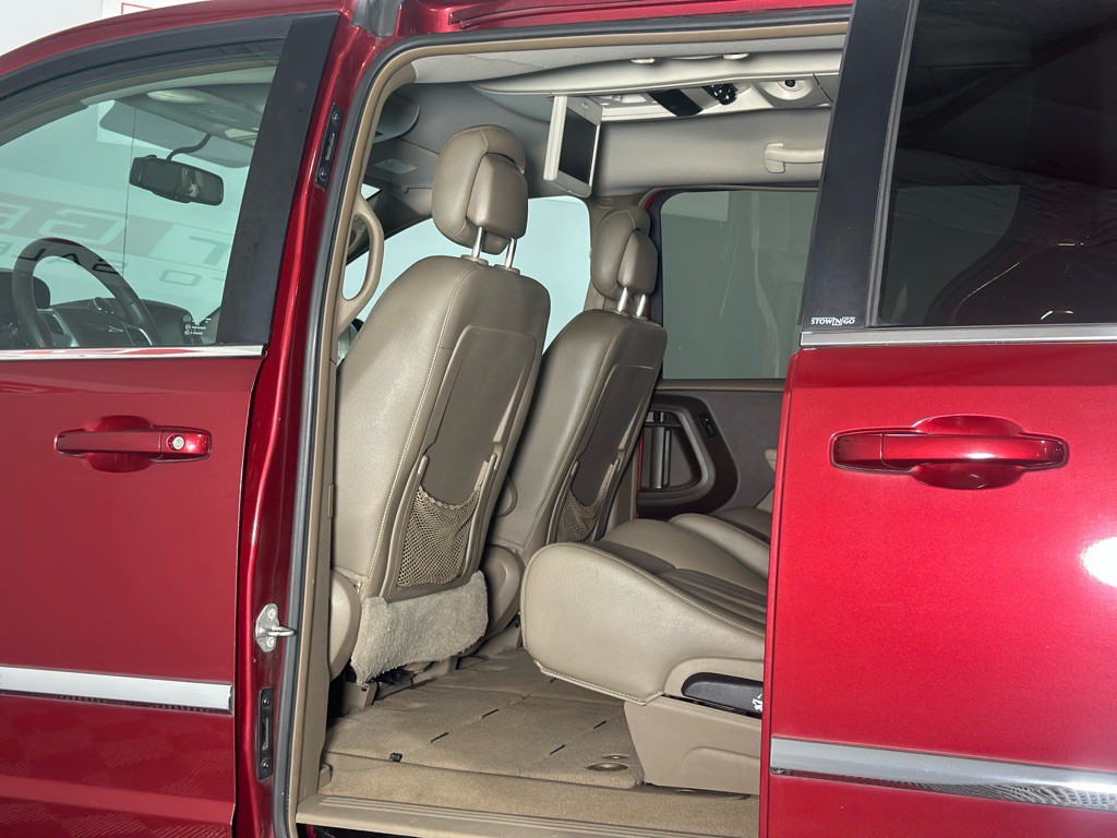 2014 Chrysler Town & Country Image 8