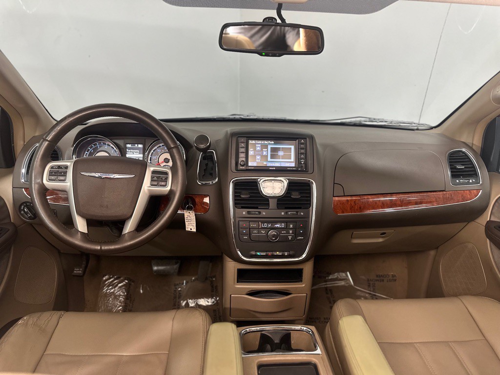 2014 Chrysler Town & Country Image 9