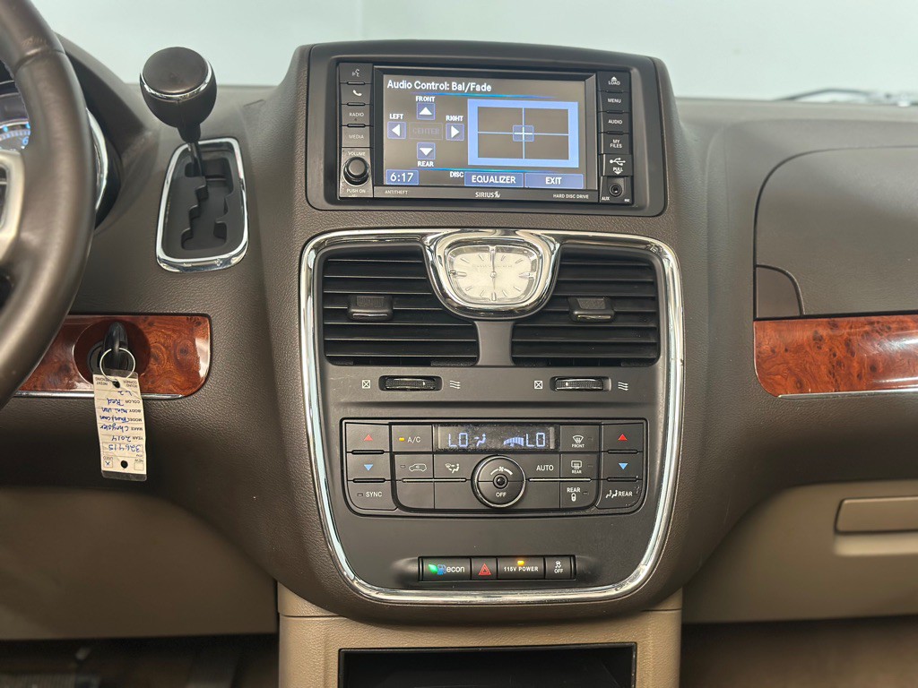 2014 Chrysler Town & Country Image 10