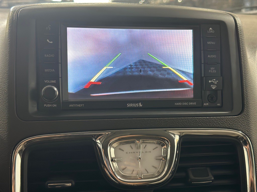 2014 Chrysler Town & Country Image 13