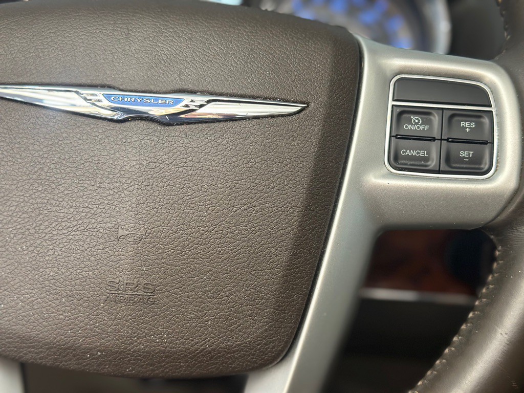 2014 Chrysler Town & Country Image 21