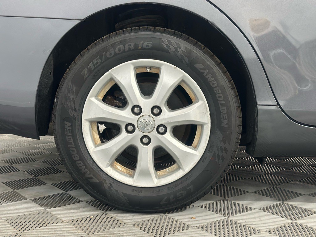 2011 Toyota Camry Image 32