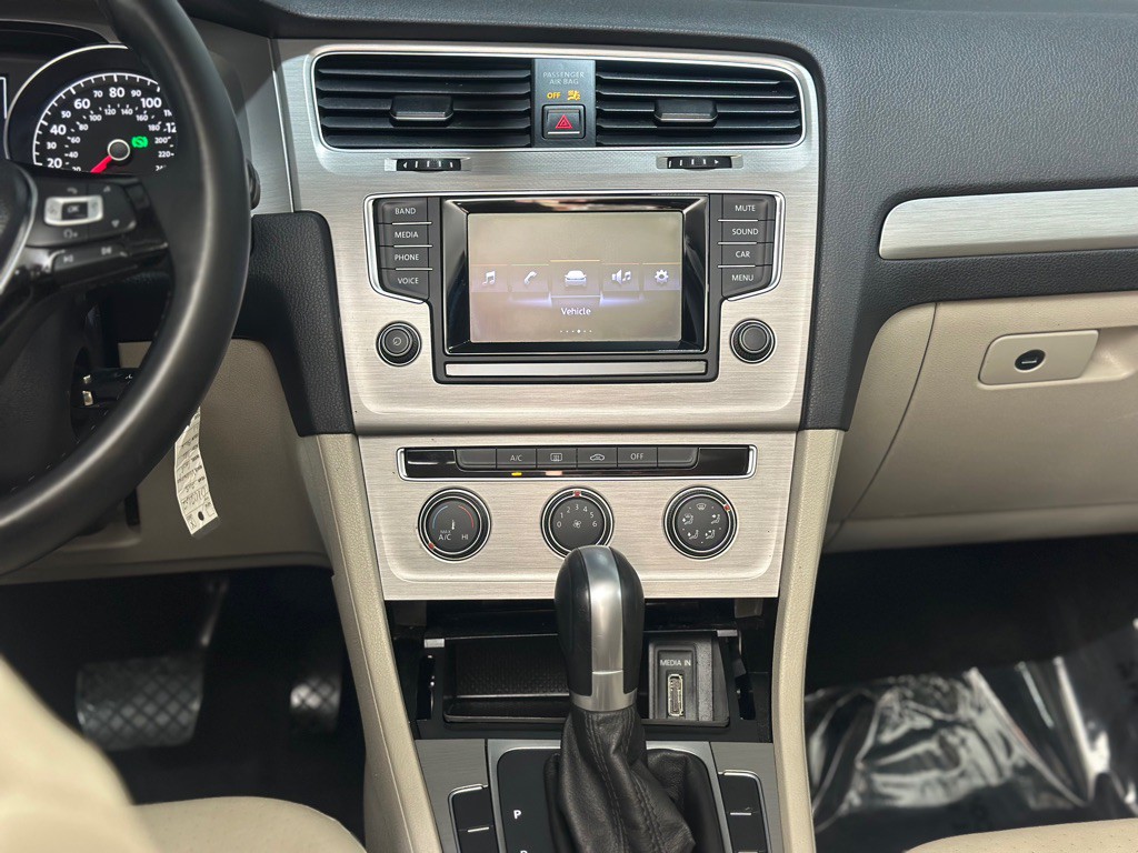2015 Volkswagen Golf Image 15