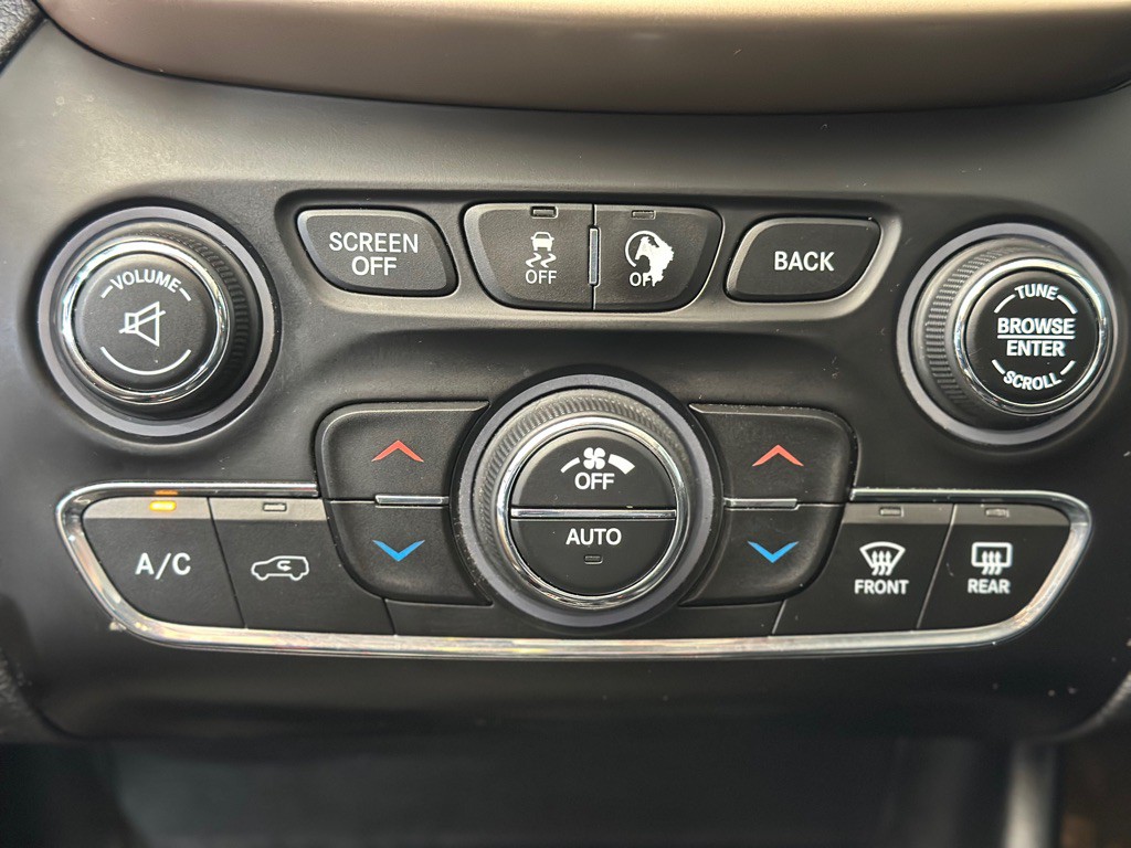 2015 Jeep Cherokee Image 19