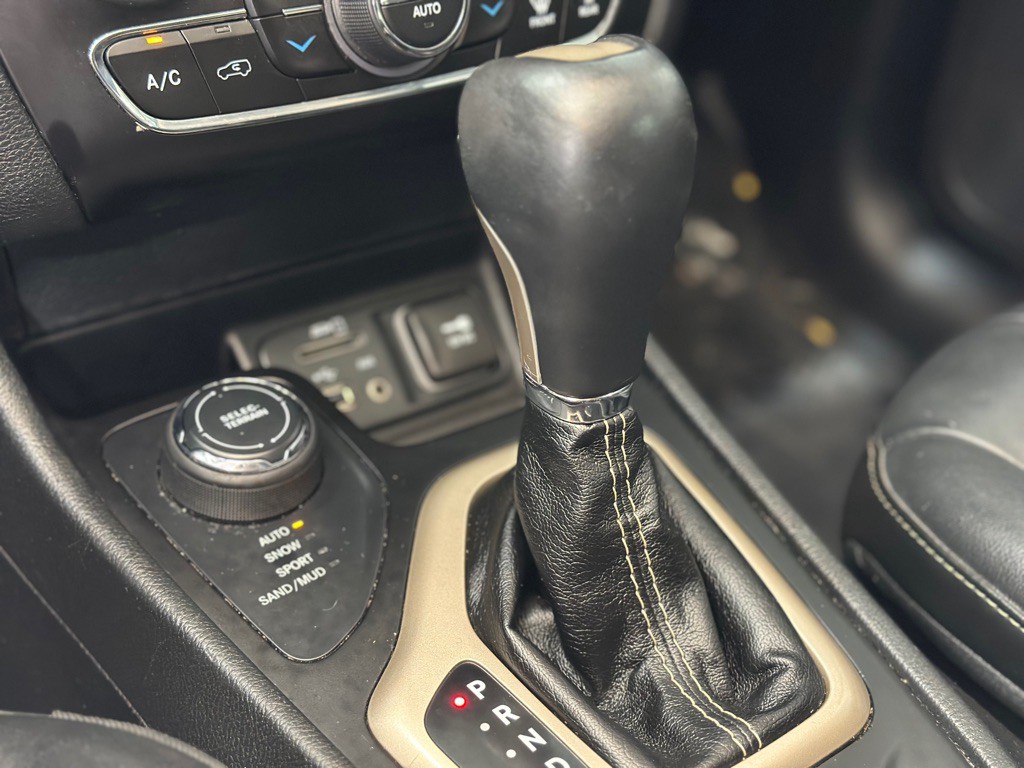 2015 Jeep Cherokee Image 21