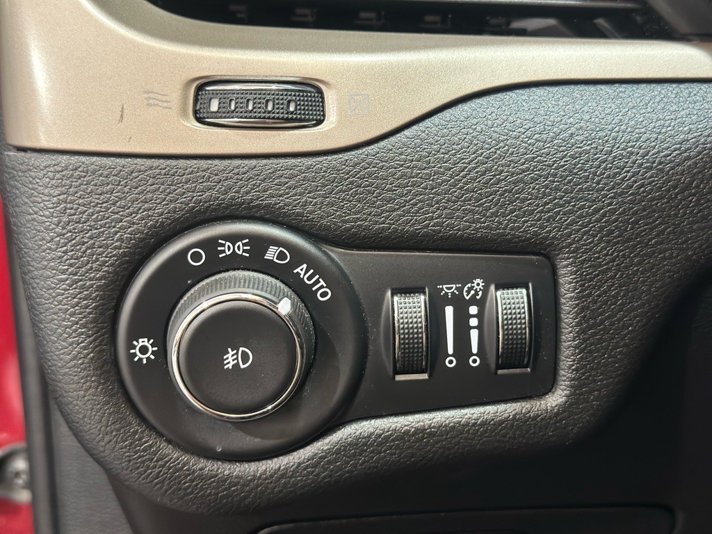 2015 Jeep Cherokee Image 33