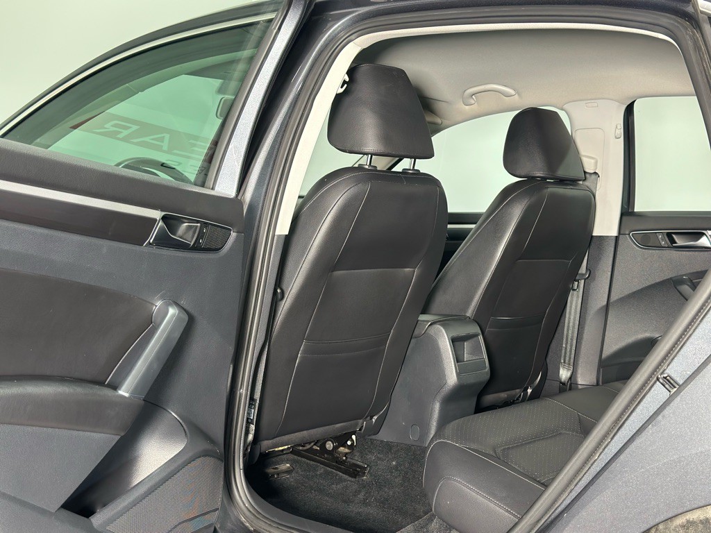 2017 Volkswagen Passat Image 10