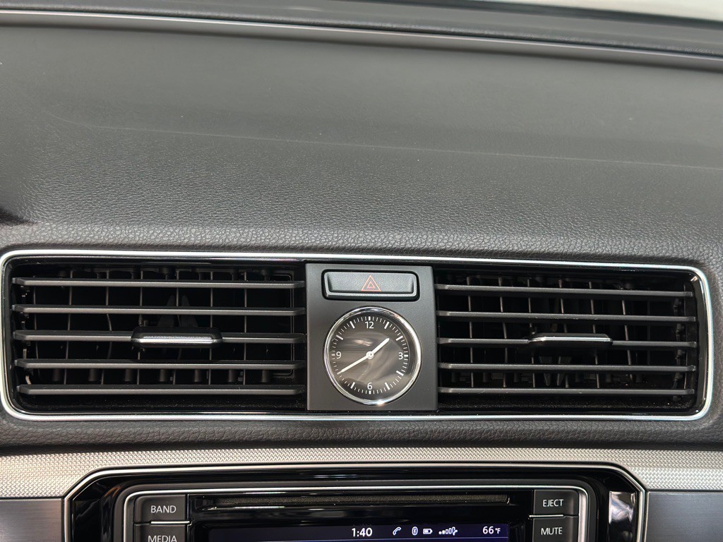 2017 Volkswagen Passat Image 15