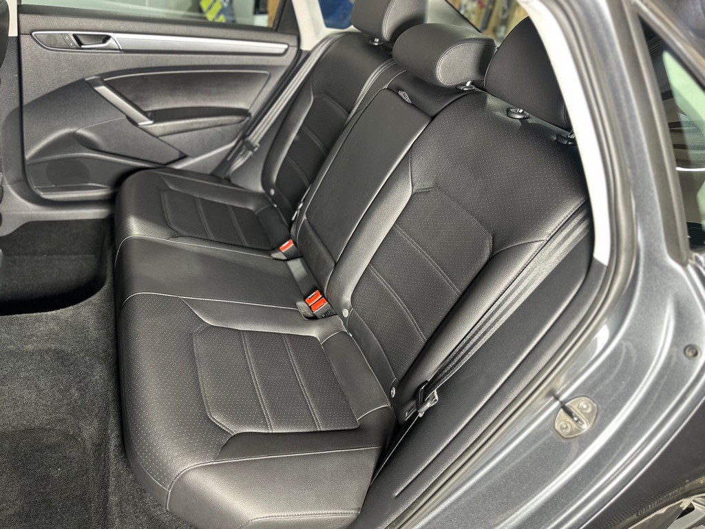 2017 Volkswagen Passat Image 25