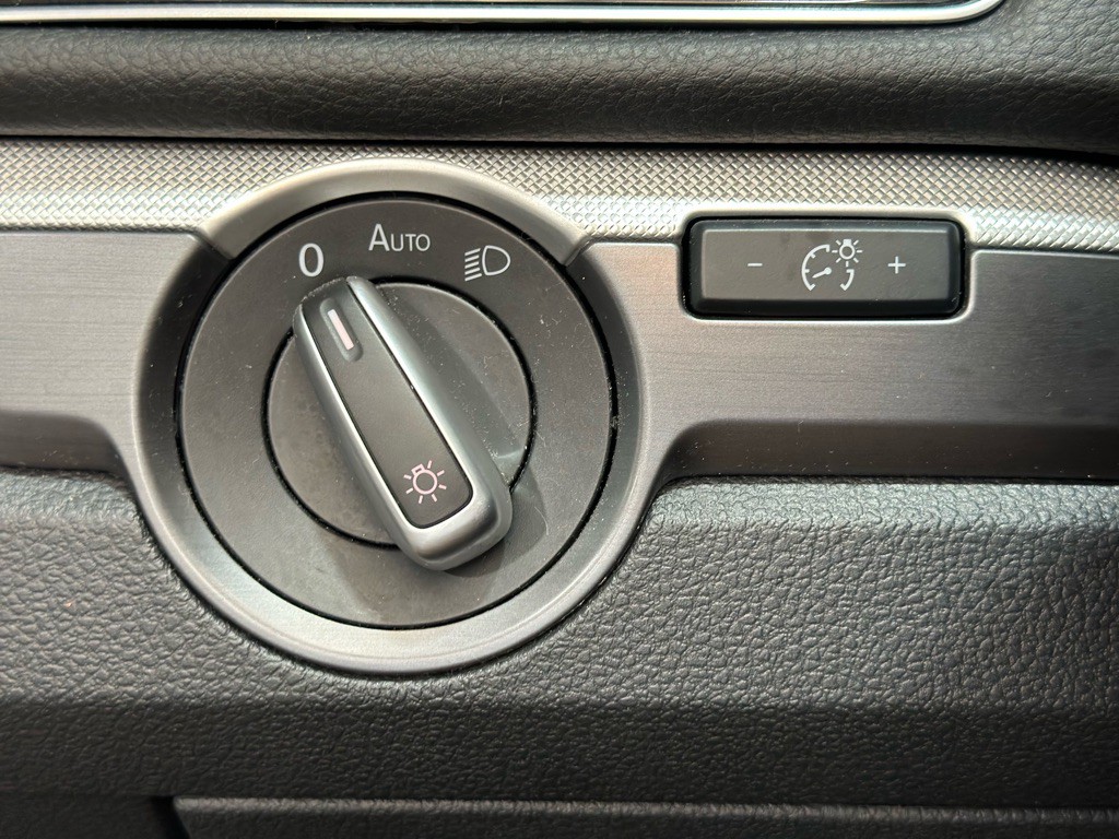 2017 Volkswagen Passat Image 30