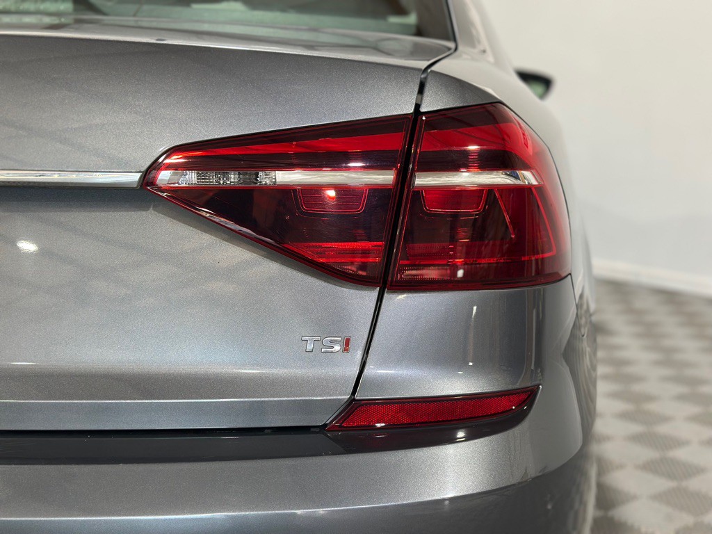 2017 Volkswagen Passat Image 33