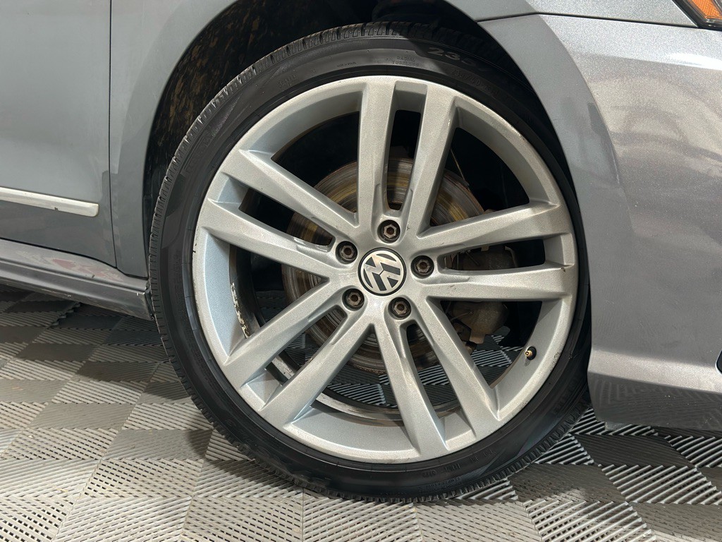 2017 Volkswagen Passat Image 36