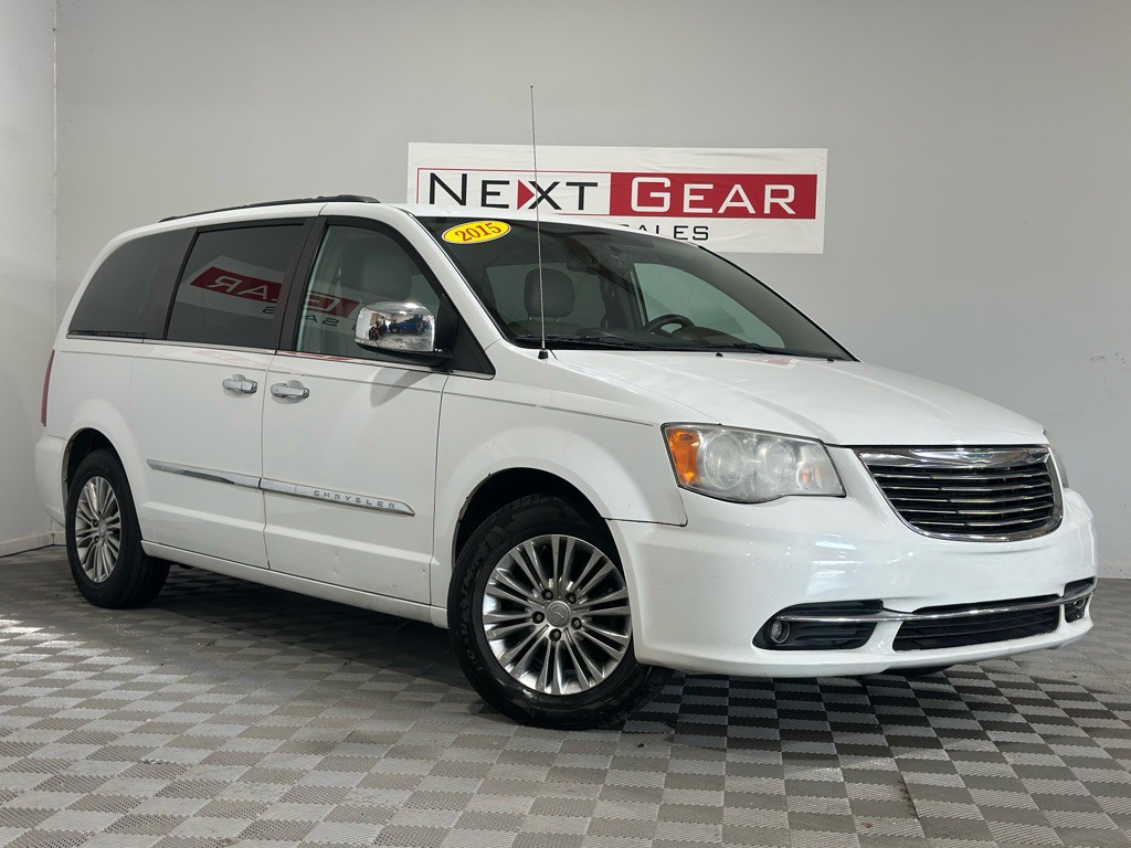 2015 Chrysler Town & Country Image 1