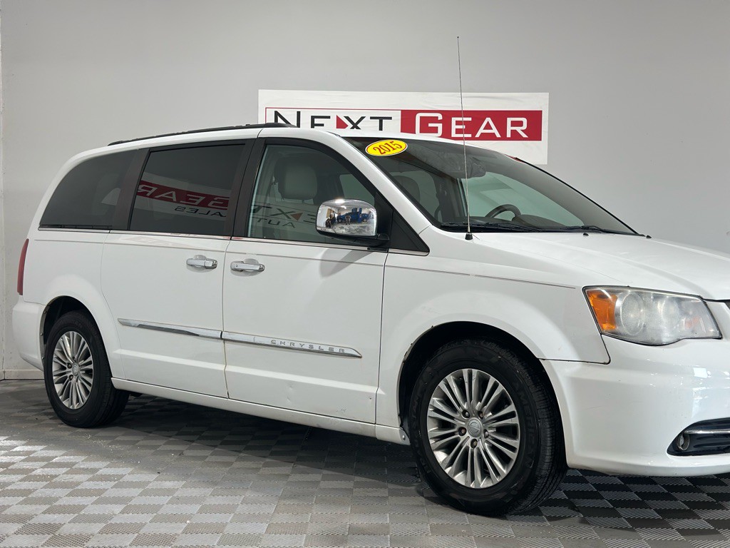 2015 Chrysler Town & Country Image 2