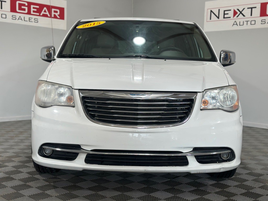 2015 Chrysler Town & Country Image 3