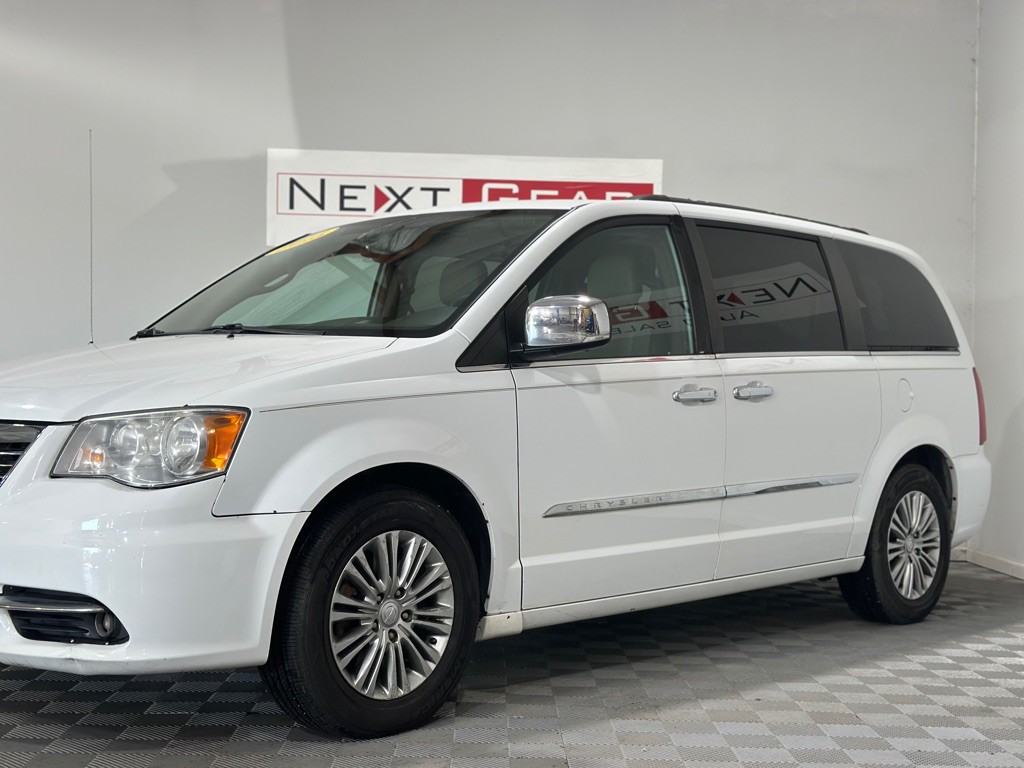 2015 Chrysler Town & Country Image 4