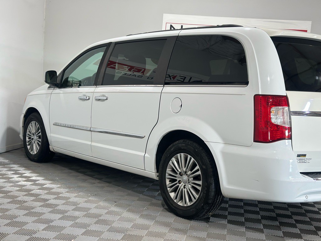 2015 Chrysler Town & Country Image 5