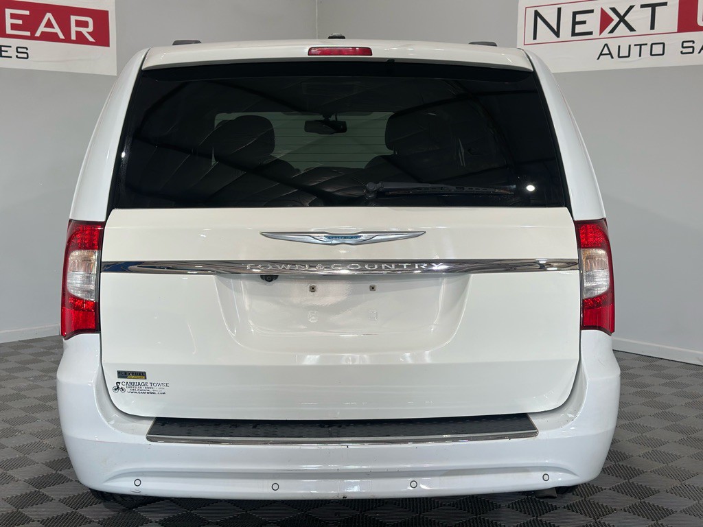 2015 Chrysler Town & Country Image 6