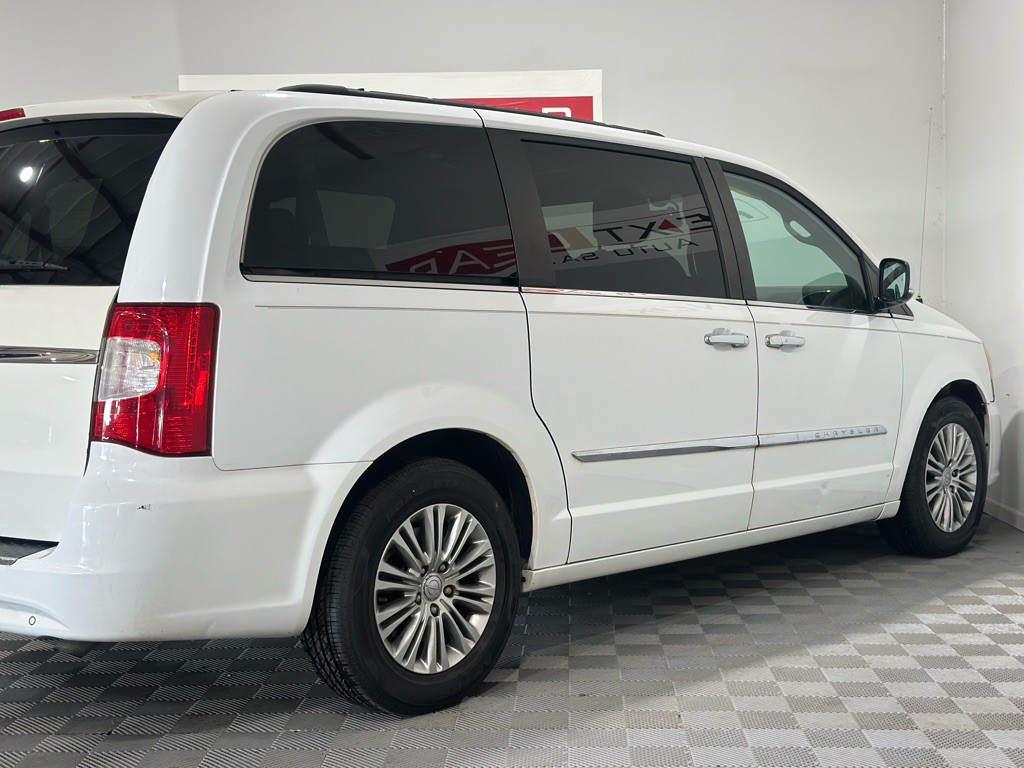 2015 Chrysler Town & Country Image 7