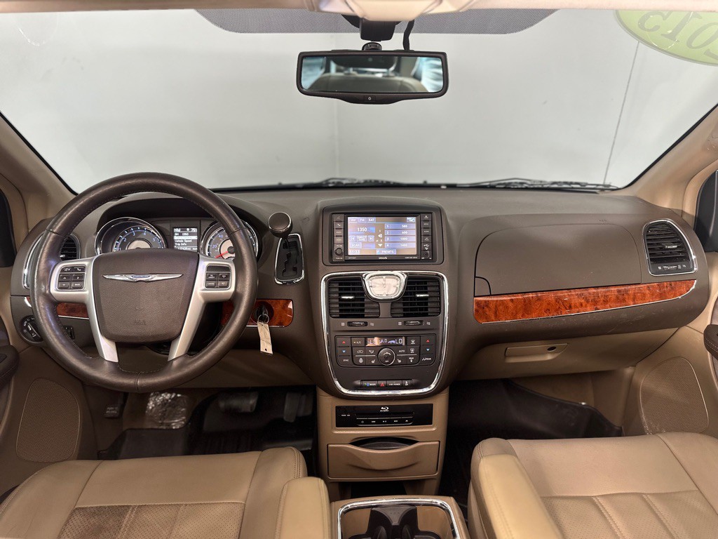2015 Chrysler Town & Country Image 10