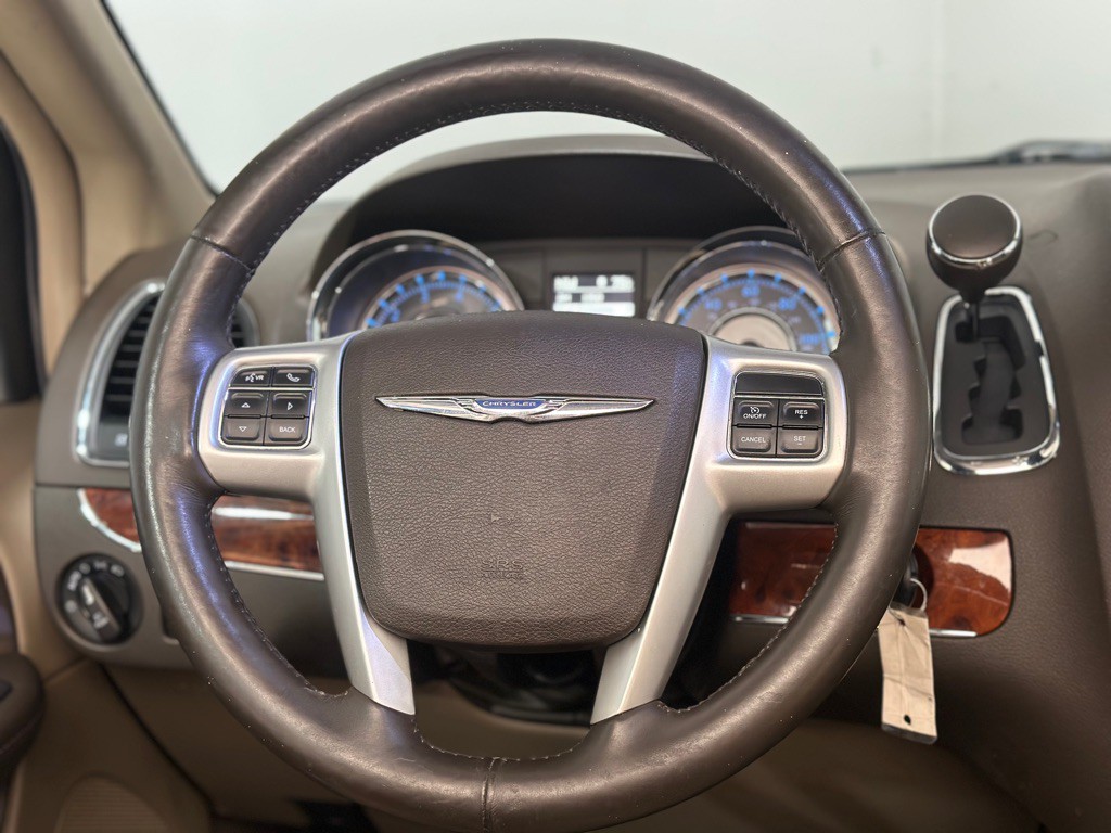 2015 Chrysler Town & Country Image 11