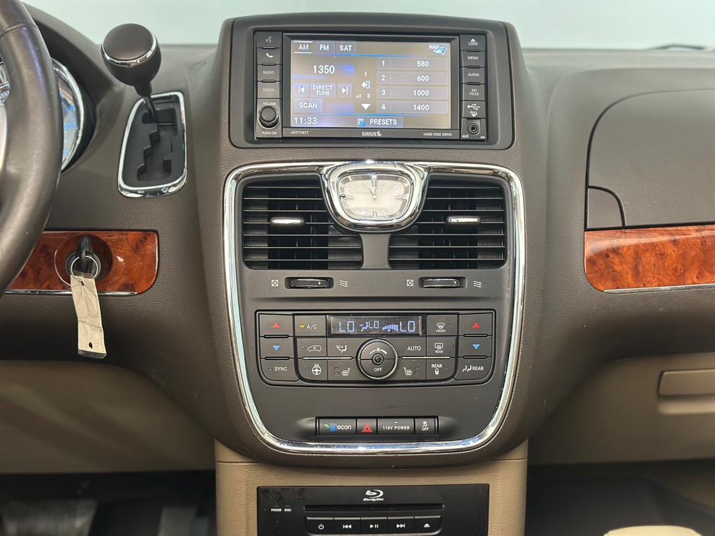 2015 Chrysler Town & Country Image 12