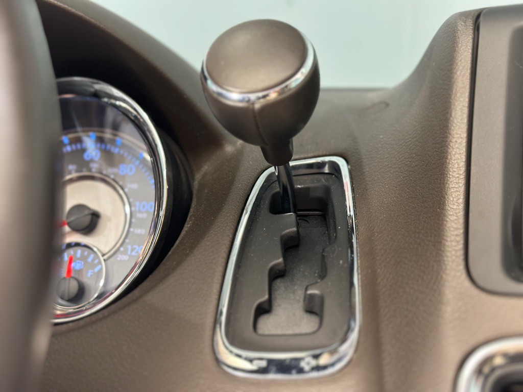 2015 Chrysler Town & Country Image 17