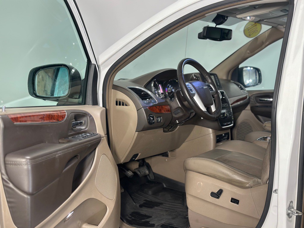 2015 Chrysler Town & Country Image 8