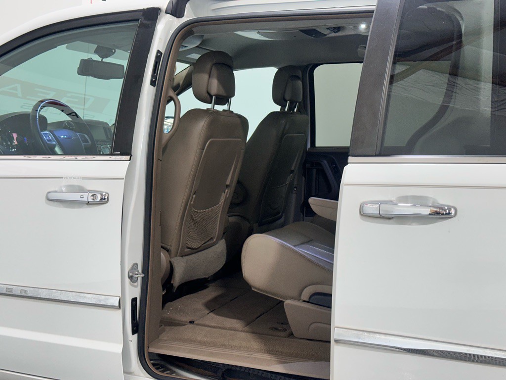 2015 Chrysler Town & Country Image 9