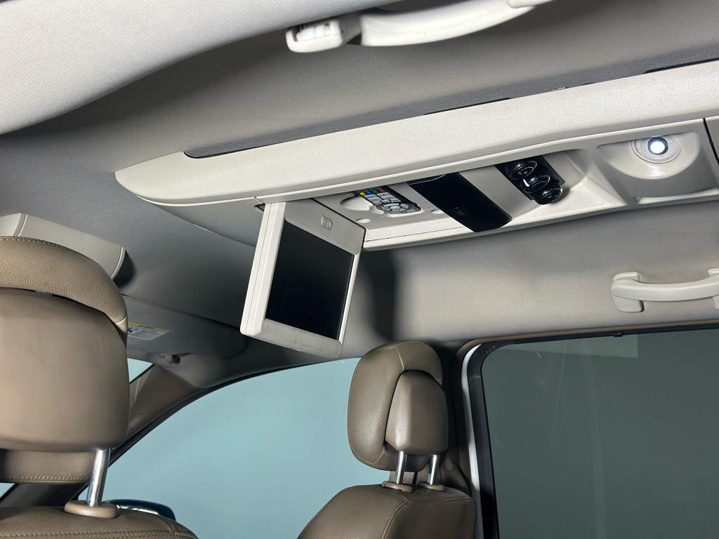 2015 Chrysler Town & Country Image 21
