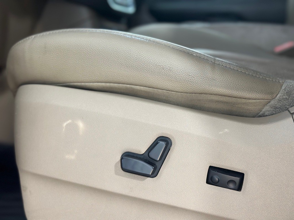 2015 Chrysler Town & Country Image 22