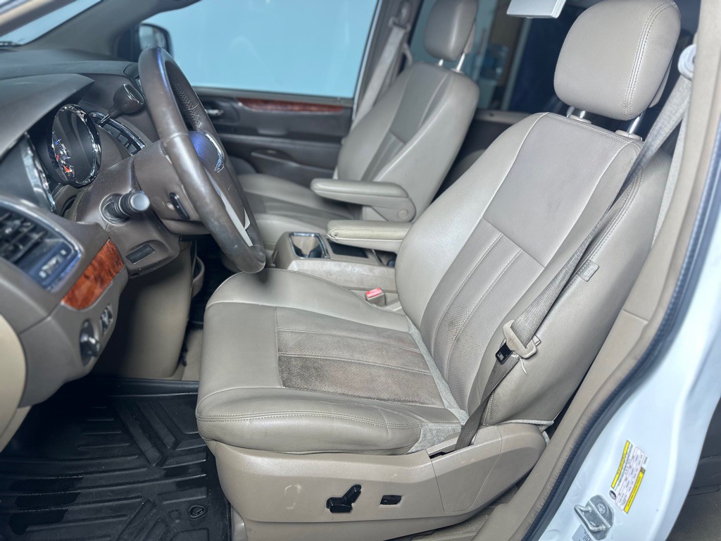 2015 Chrysler Town & Country Image 23