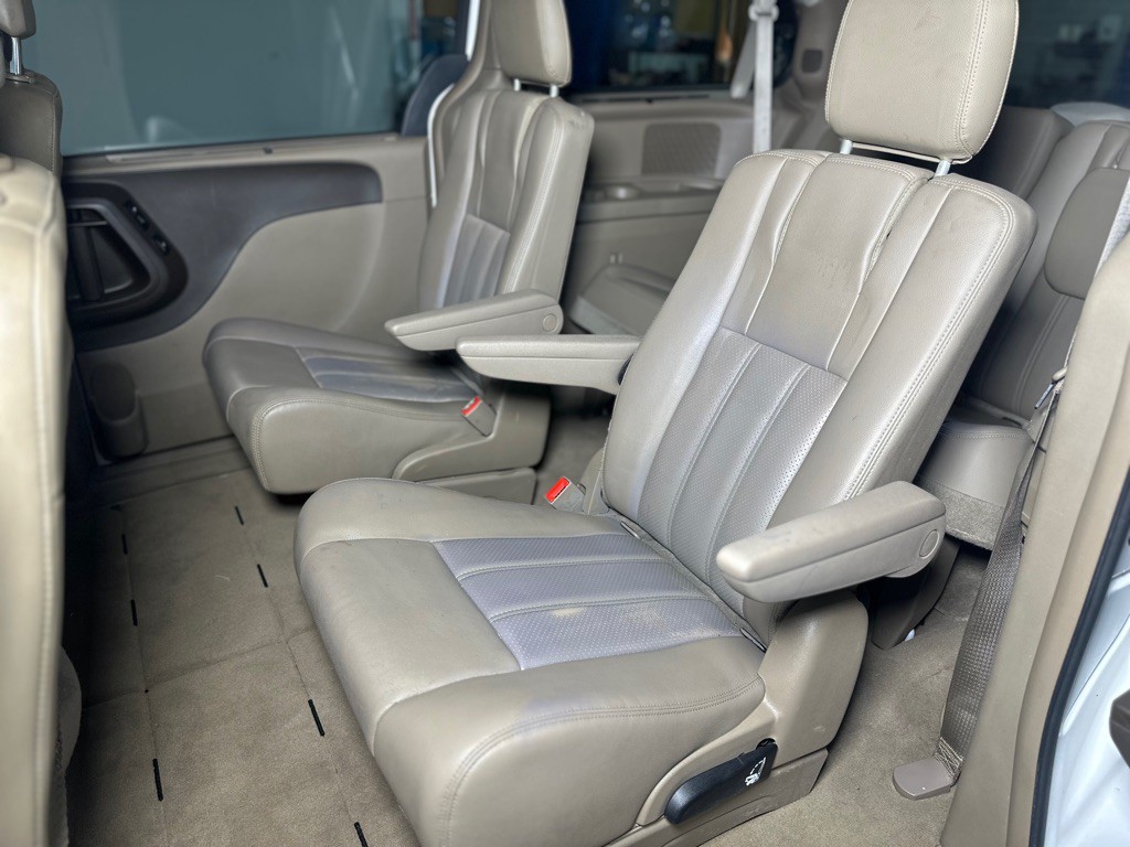 2015 Chrysler Town & Country Image 24