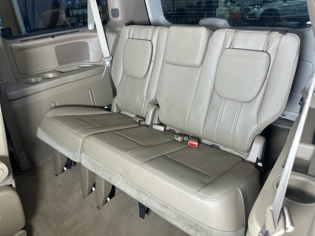 2015 Chrysler Town & Country Image 25